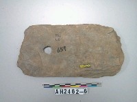 藏品(帶孔石器殘片)的圖片